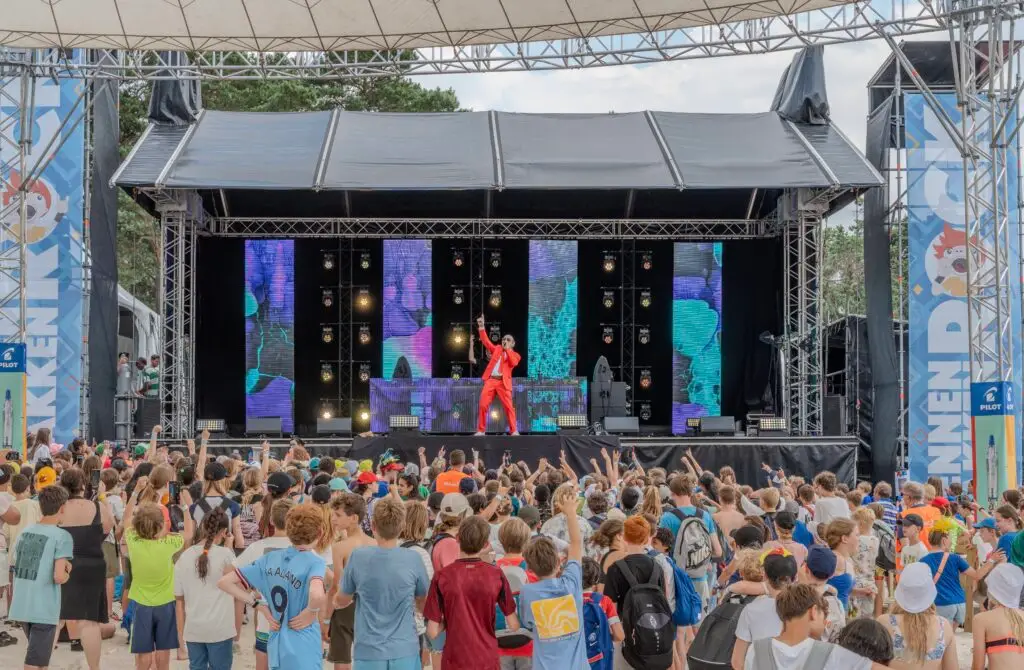 Red Stage podium huren