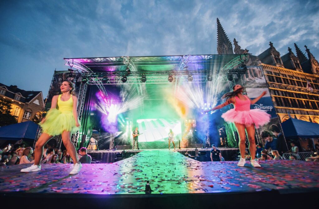 Yellow Stage podium huren